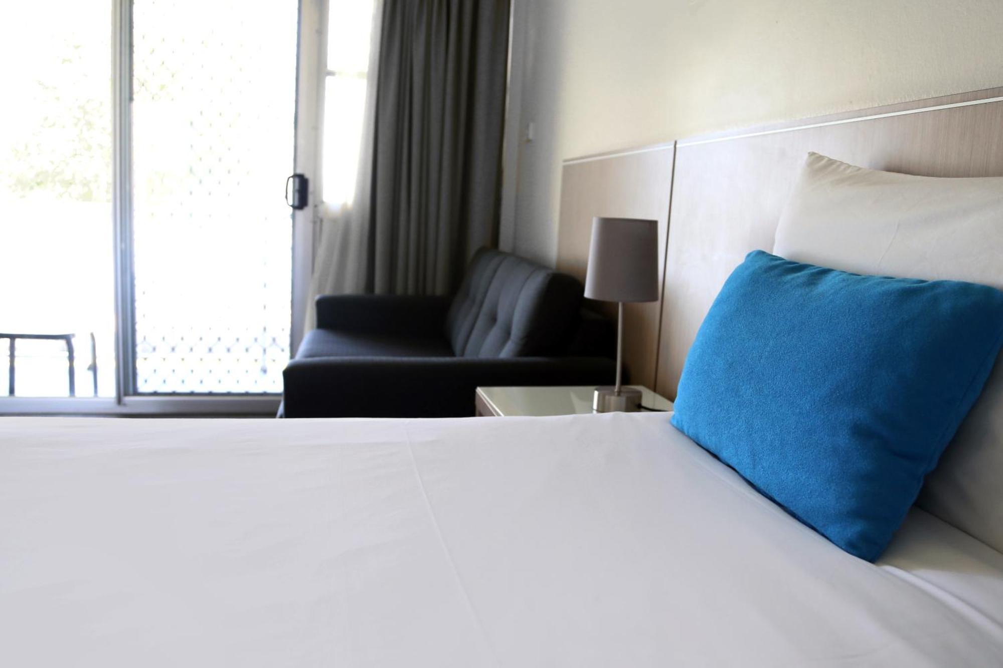 Zorba Waterfront Motel Батманс-Бэй Экстерьер фото