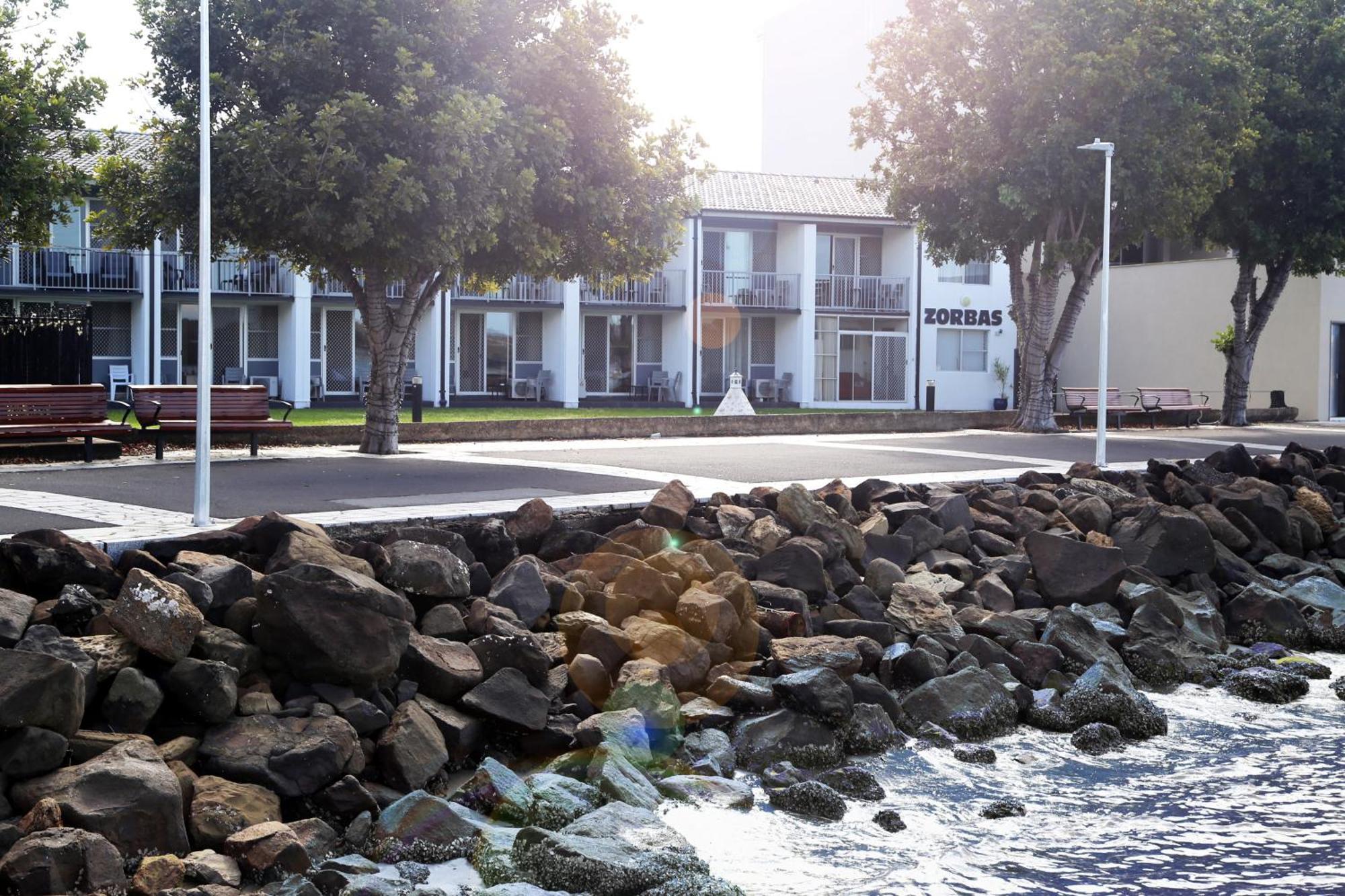 Zorba Waterfront Motel Батманс-Бэй Экстерьер фото